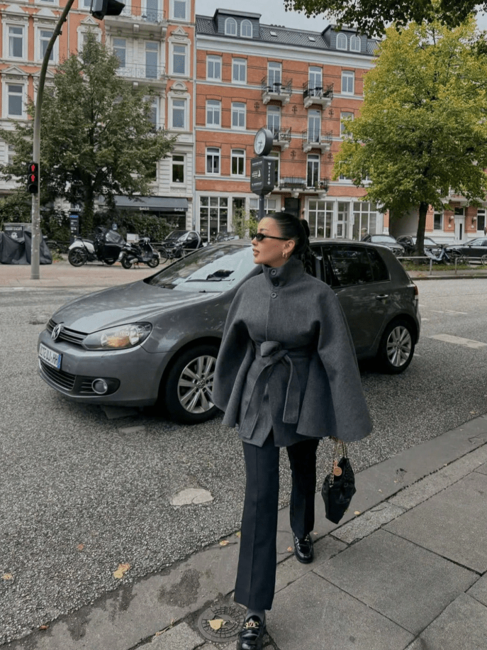 Cape-Jacke mit hohem Kragen und Gürtel