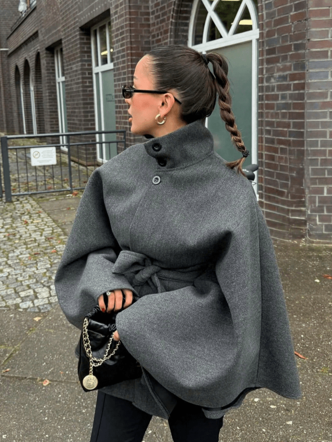 Cape-Jacke mit hohem Kragen und Gürtel