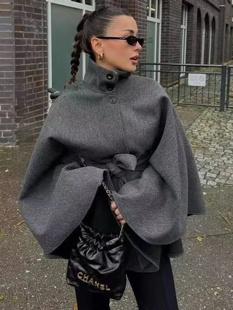 Cape-Jacke mit hohem Kragen und Gürtel