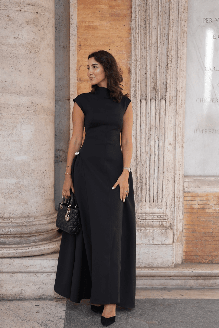 Schwarzes tailliertes Stehkragen-Maxikleid