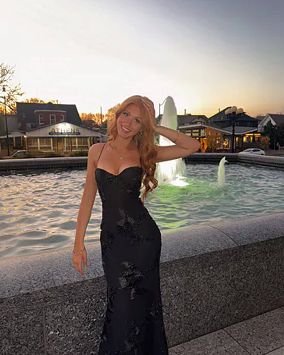 Figurbetontes Abendkleid mit Applikationen und Schnürung am Rücken