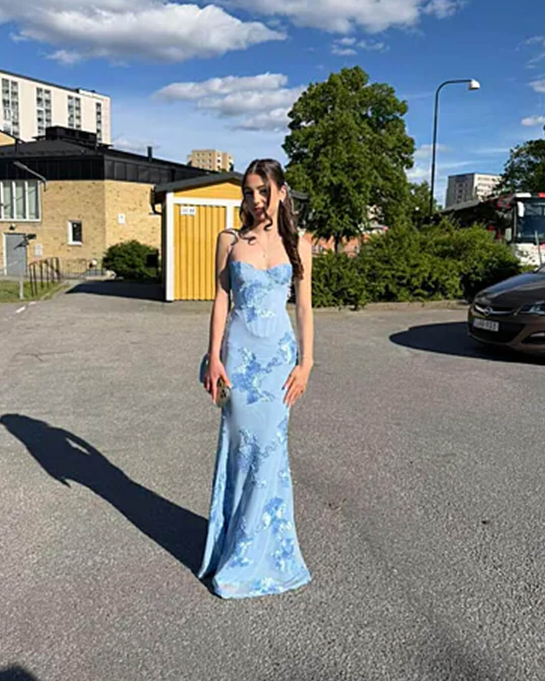 Figurbetontes Abendkleid mit Applikationen und Schnürung am Rücken