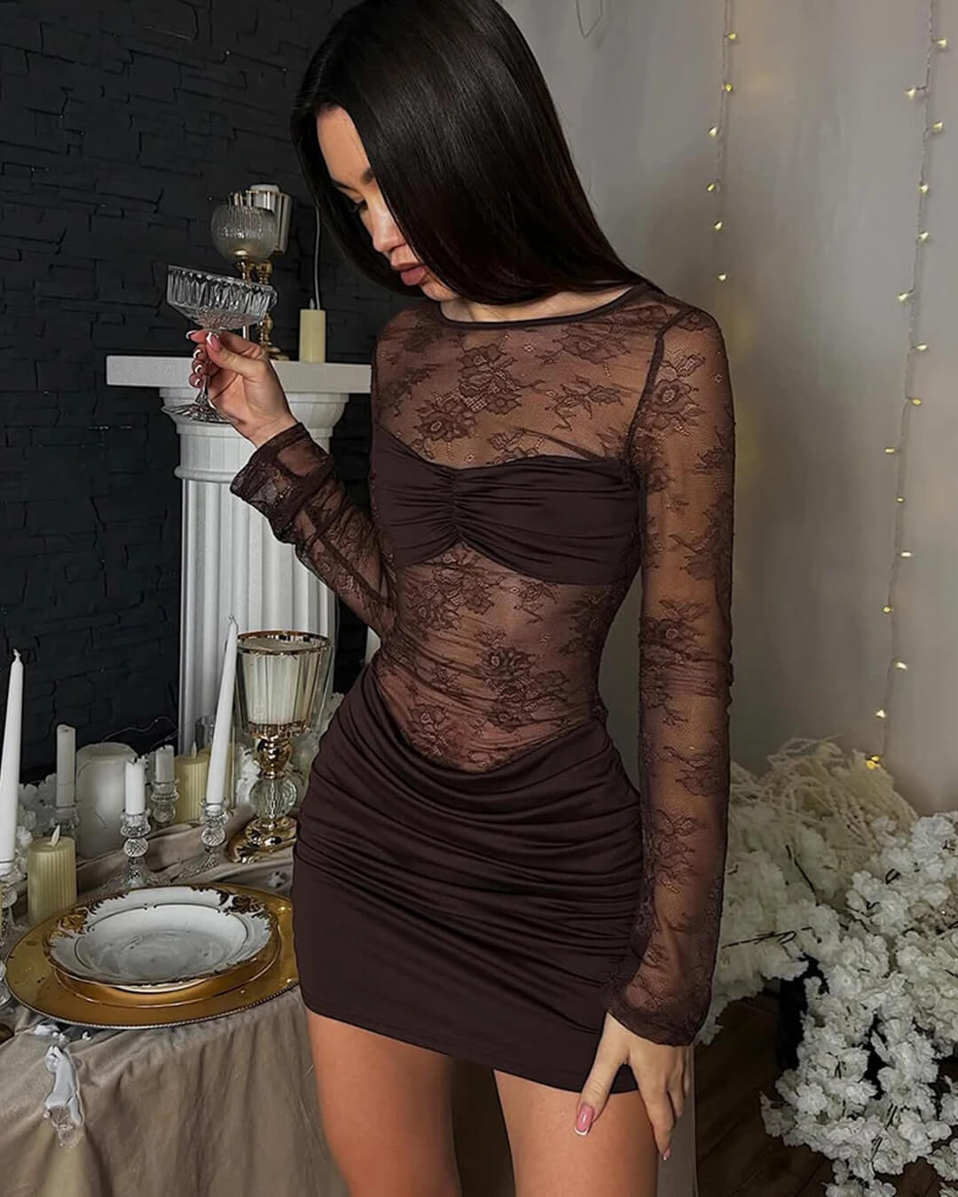 Adeline – figurbetontes, rückenfreies Spitzen-Minikleid