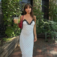 Adilenne – Kleid mit Spitze und Polka-Dots