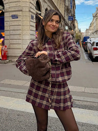 Kariertes Set aus Bomberjacke und Skort