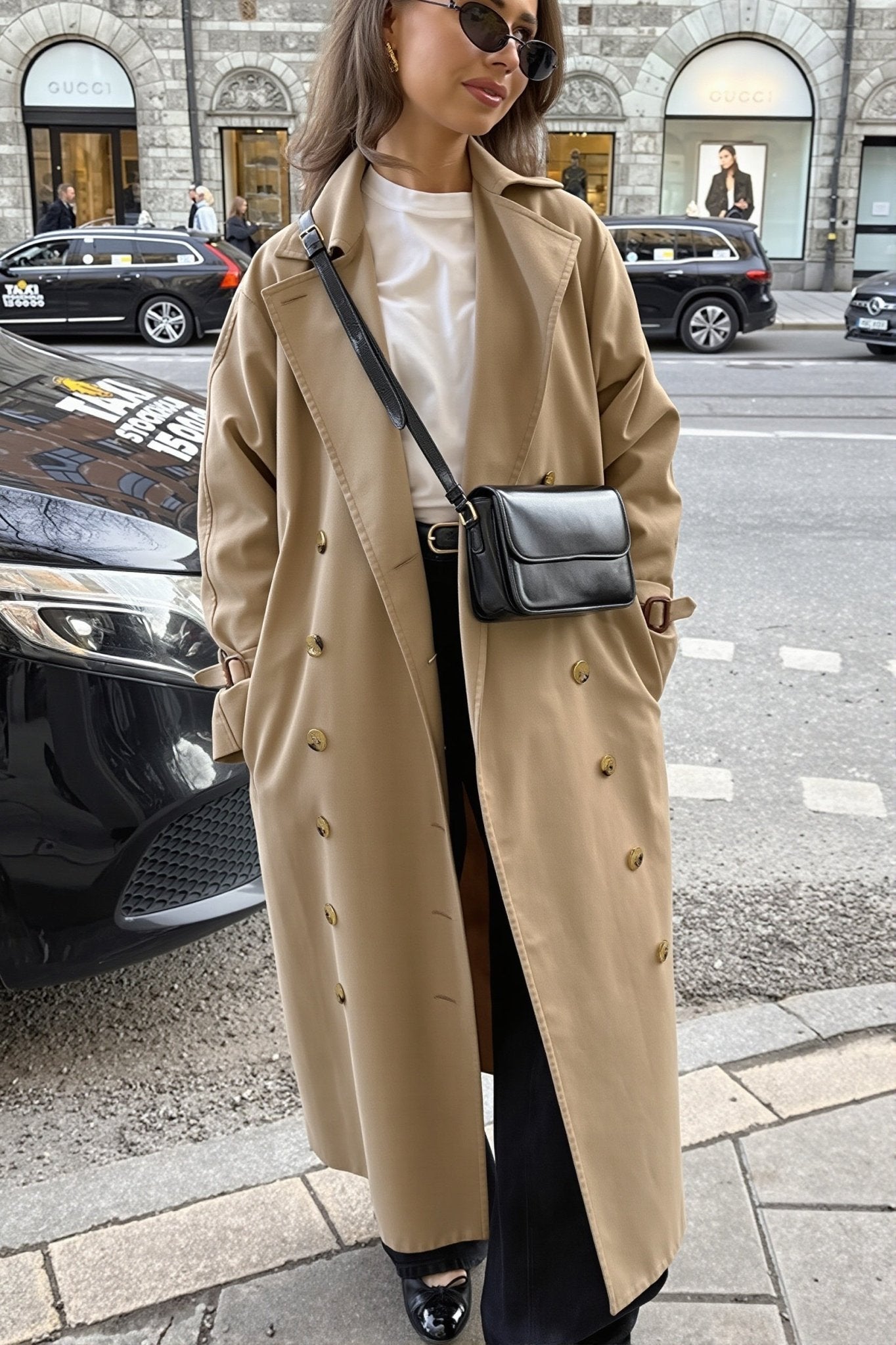Klassischer langer Zweireihiger Trenchcoat