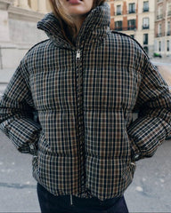 Klassische karierte Steppjacke mit hohem Kragen
