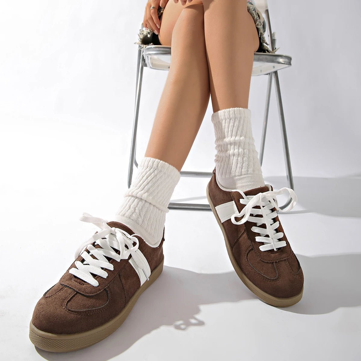 Adria – Sneaker in Wildlederoptik mit Details