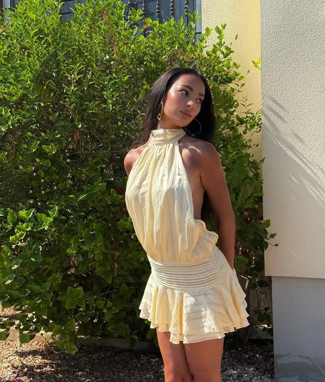 Daniela – Rückenfreies Stufen-Minikleid mit Rüschen