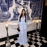 Lucy – Maxikleid mit tiefem V-Ausschnitt und Rüschen