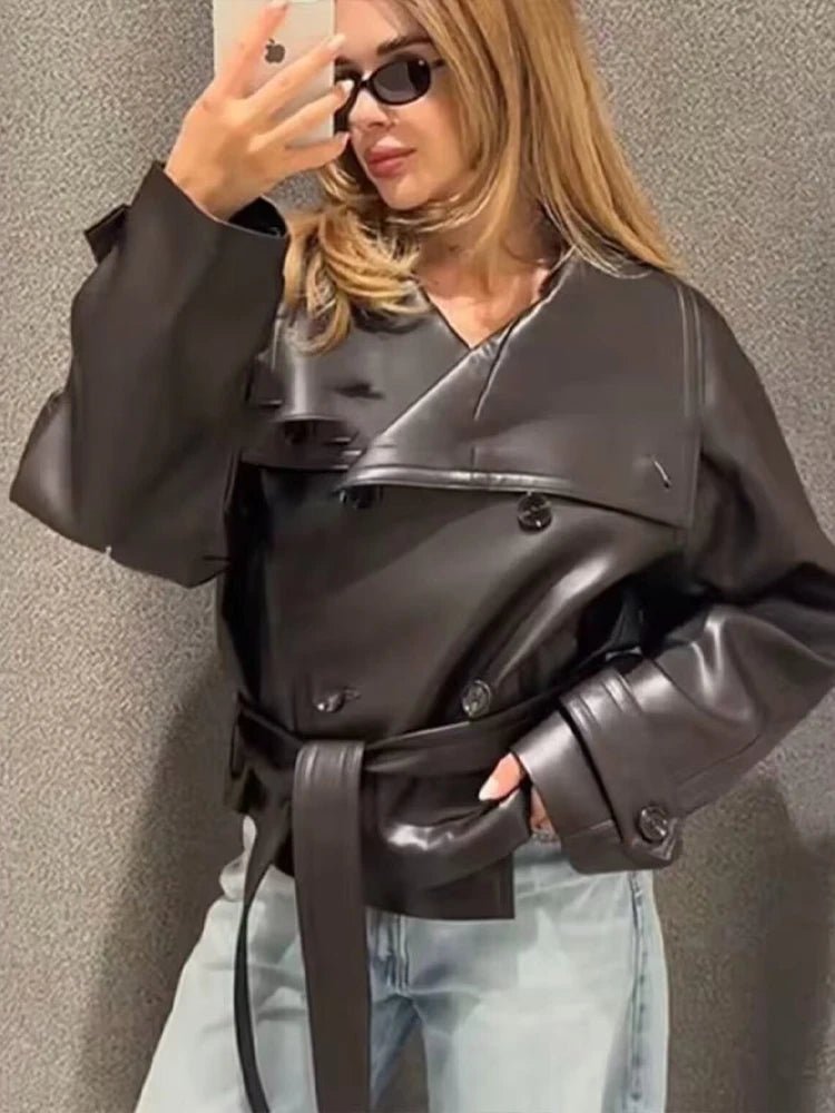 Zweireihiger Kunstleder-Trenchcoat mit Schnürung