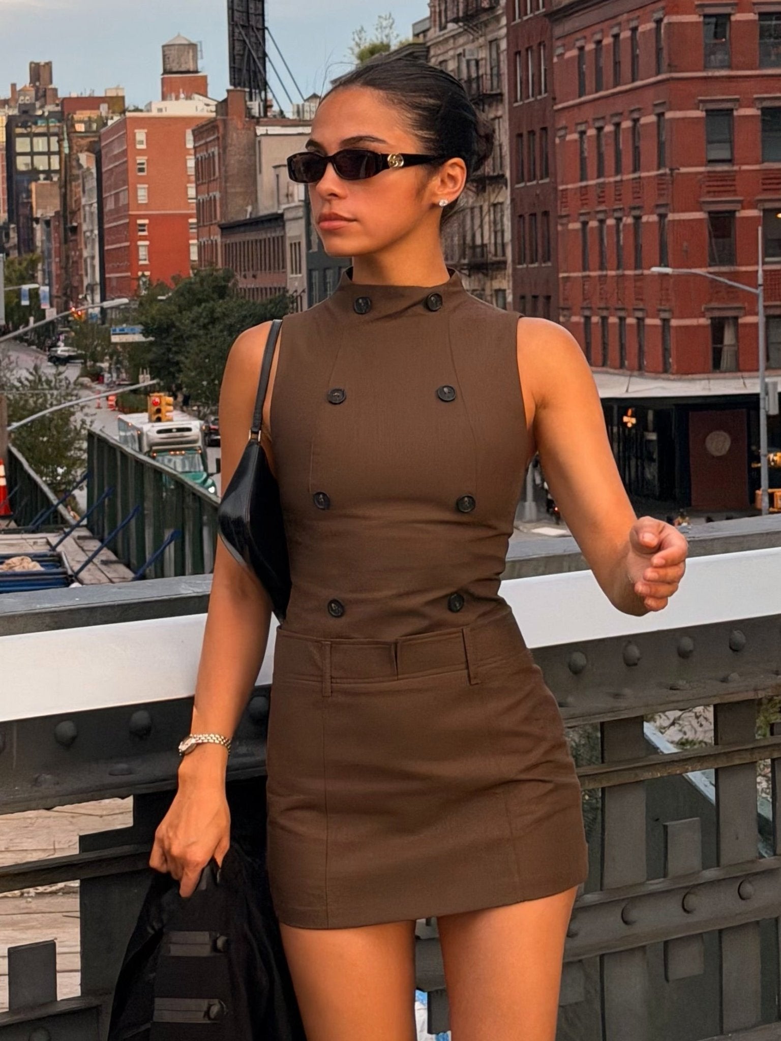 Ärmelloses Minikleid mit Doppelreihe