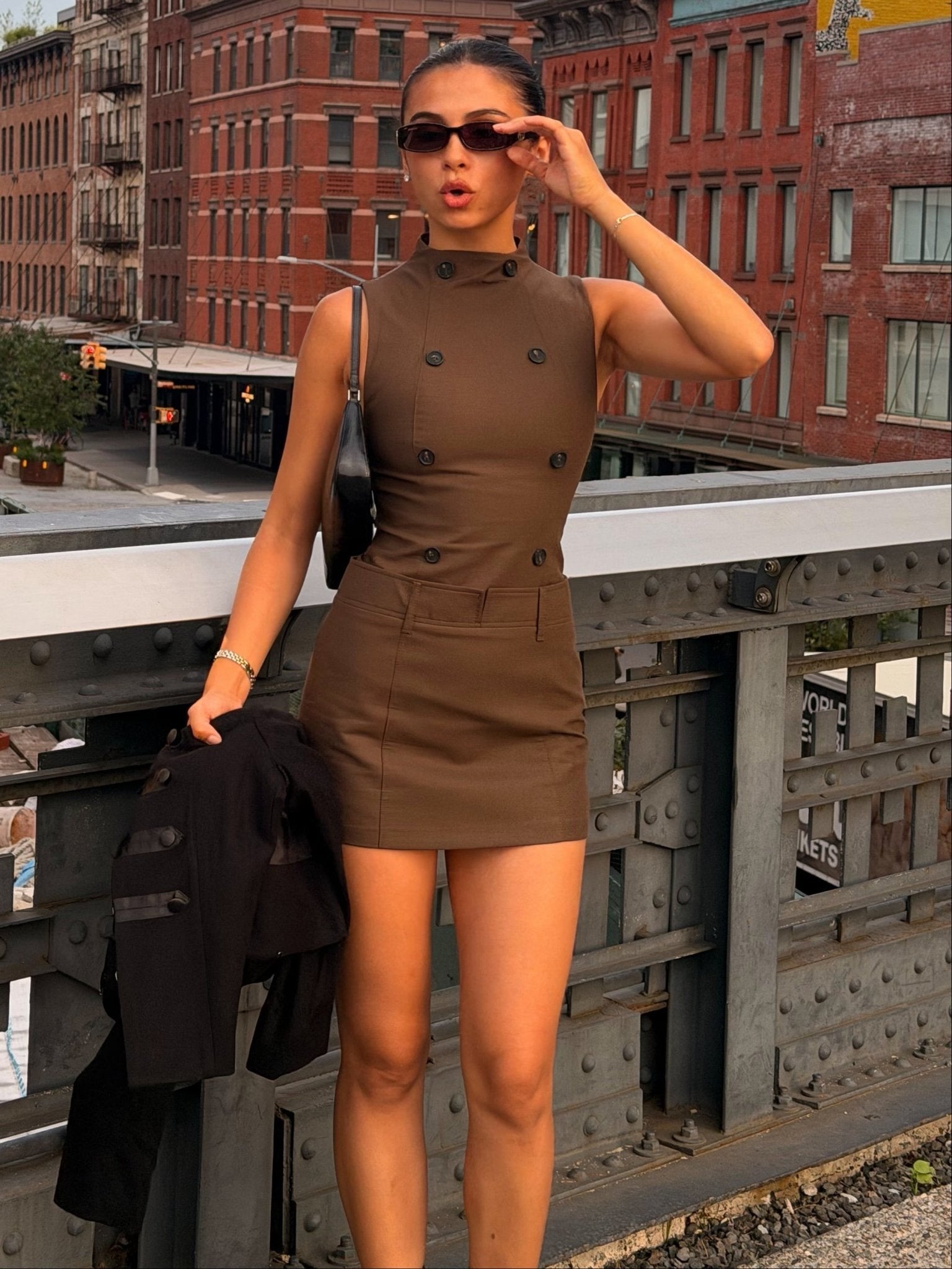 Ärmelloses Minikleid mit Doppelreihe