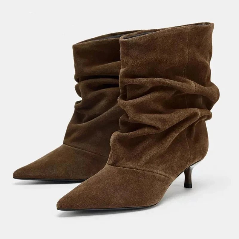 Geraffte Stiefel aus Wildlederimitat mit spitzer Zehenpartie