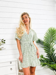 Aeronwen – Blumen-Wickelkleid mit Schmetterlingsärmeln, Mini