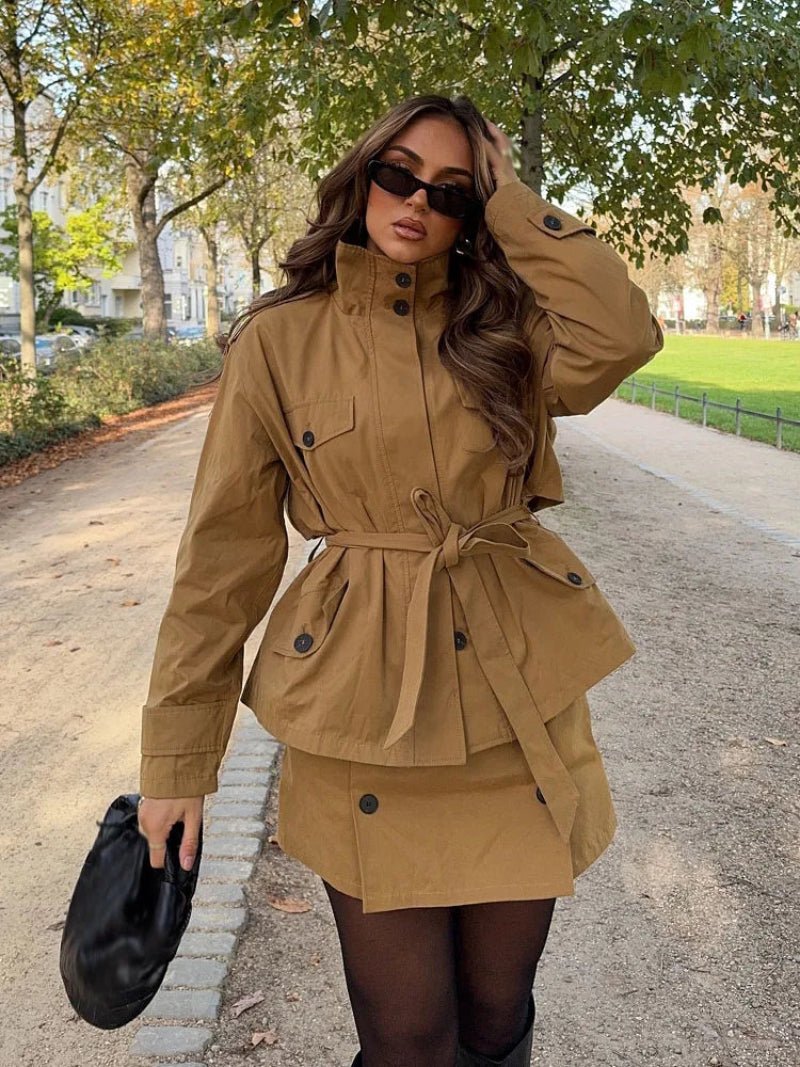 Set aus Jacke mit hohem Kragen und Gürtel und Skort