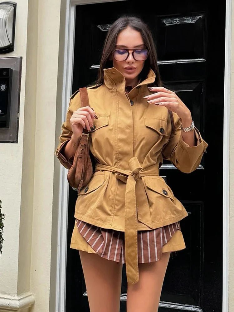 Set aus Jacke mit hohem Kragen und Gürtel und Skort
