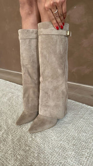 Hohe Stiefeletten aus Wildlederimitat