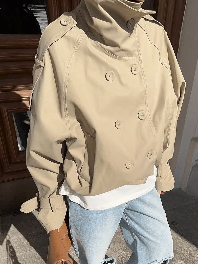 Kurze Trenchjacke mit hohem Kragen