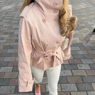 Trenchjacke mit hohem Kragen und doppelter Knopfleiste