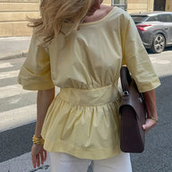 Joanna – Rückenfreie Bluse mit Rüschen und Schößchen