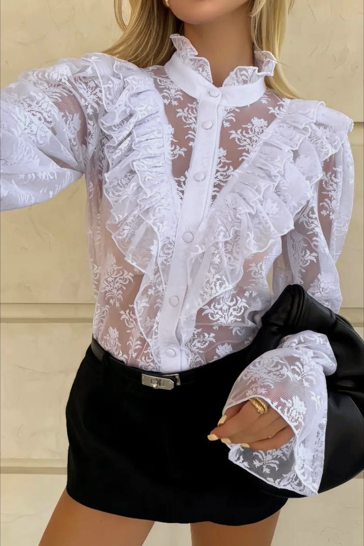 Transparente Spitzenbluse mit Glockenärmeln