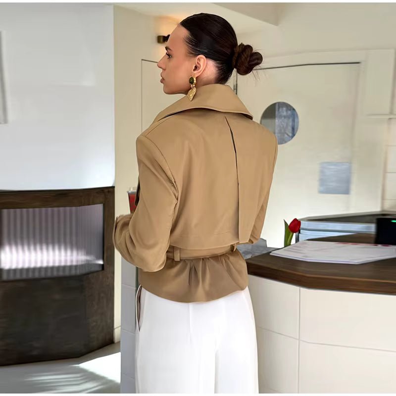 Kurzer Trenchcoat mit Revers und Schnürung
