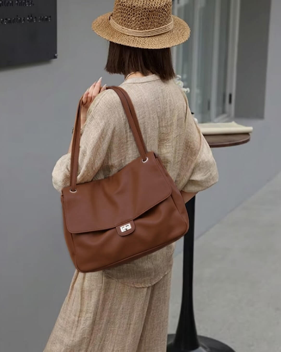 Große Kunstleder-Schultertasche mit Klappe