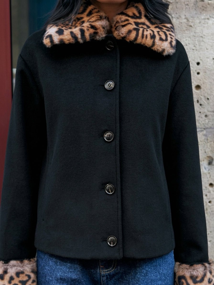 Leopardjacke mit Kunstfellbesatz und Knopfleiste