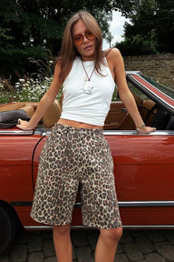 Leoprint knielange Shorts mit tiefer Taille
