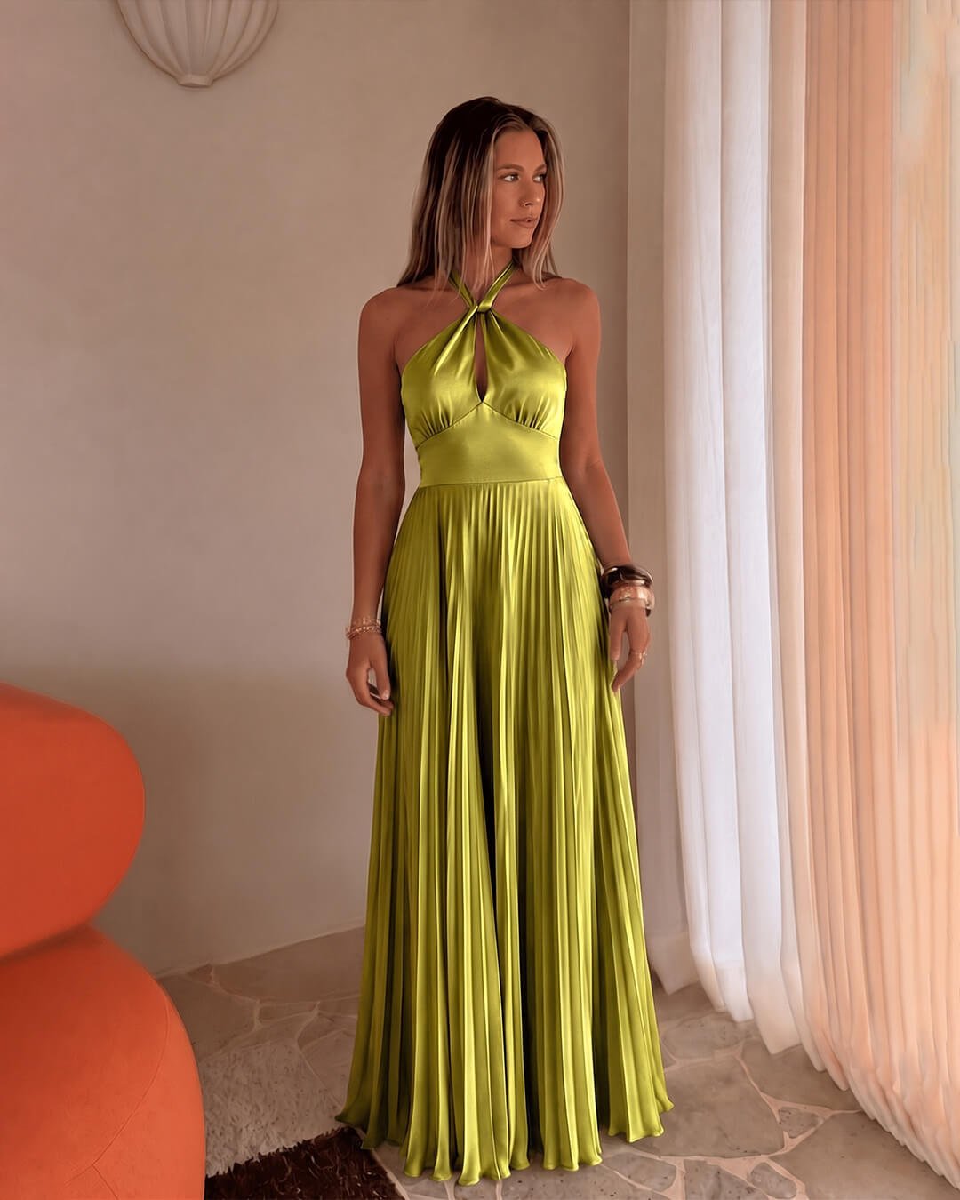 Lisa – Plissiertes Neckholder-Maxikleid