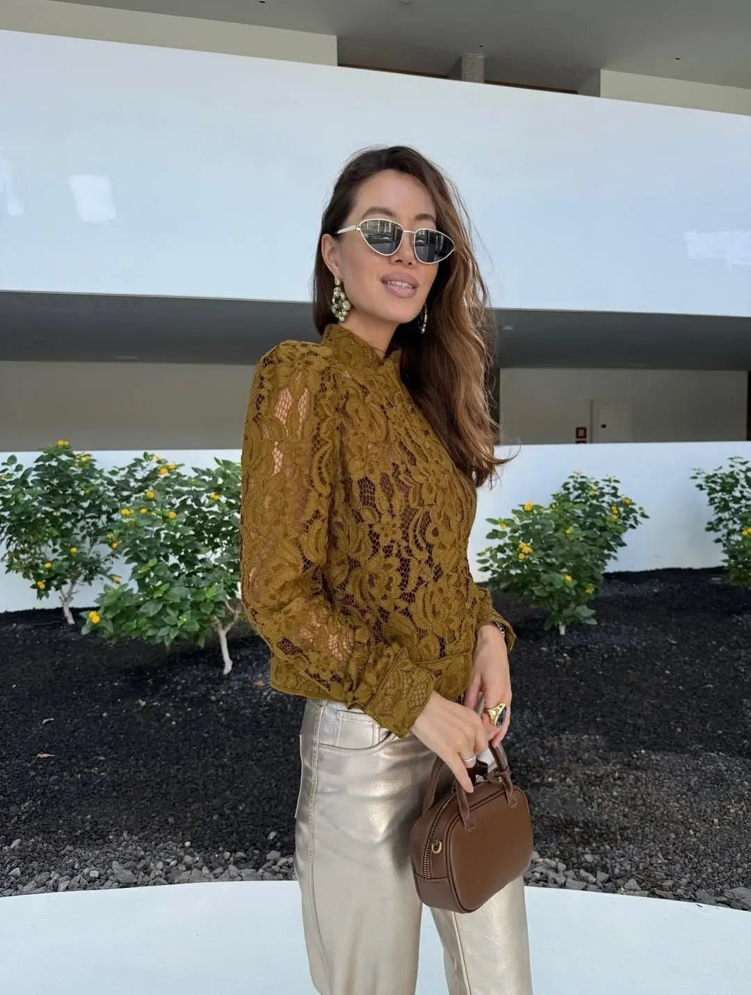 Langärmlige Spitzen-Bluse mit transparentem Effekt