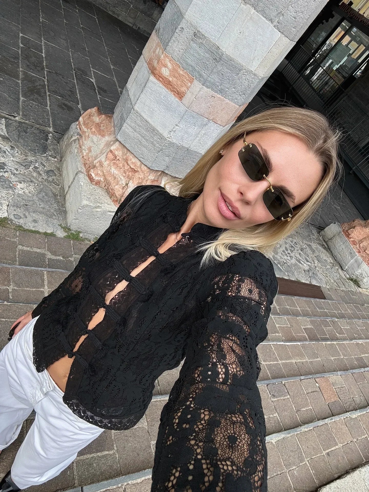 Nikki – Bluse mit Puffärmeln und Spitze