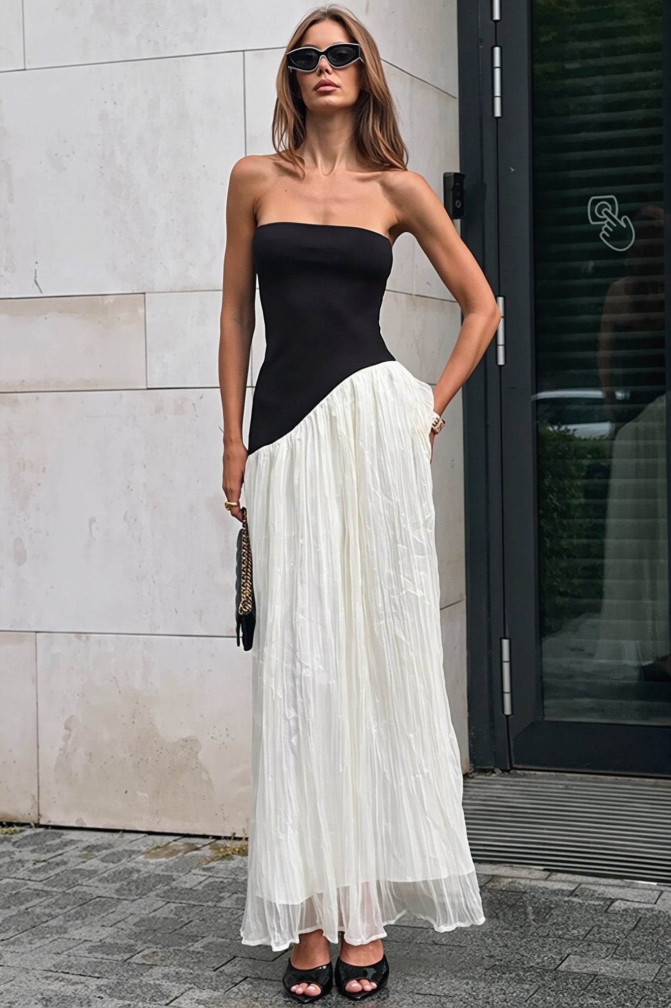 Schulterfreies, asymmetrisches Maxikleid mit Kontrastdetails