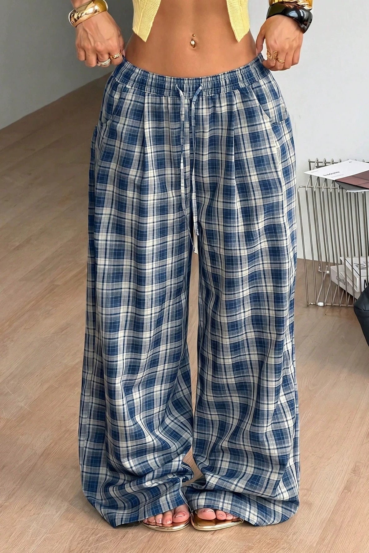 Weite karierte Hose mit Kordelzug
