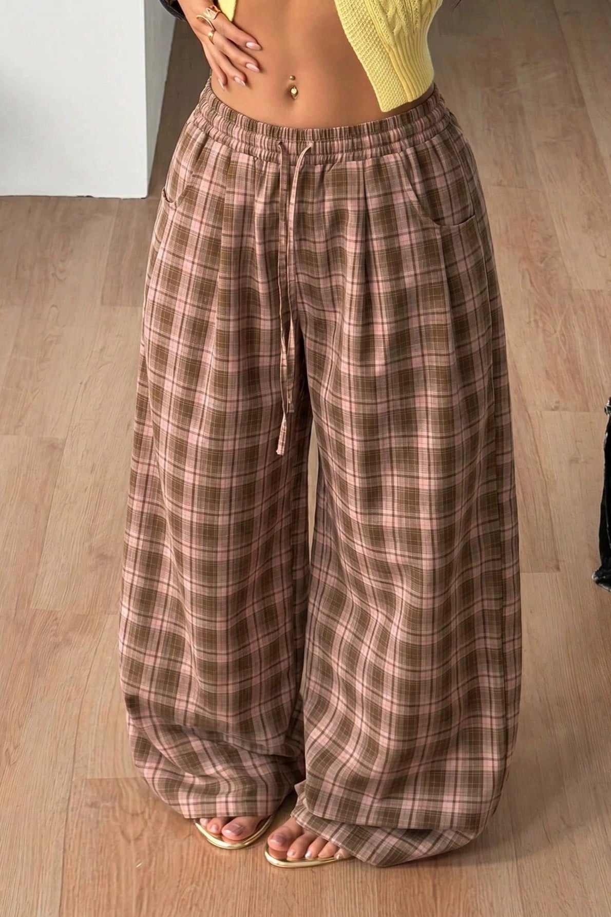 Weite karierte Hose mit Kordelzug