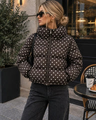 Gepunktete kurze Daunenjacke