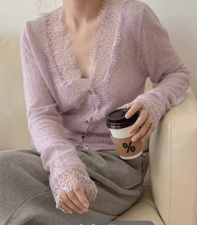 Romantische Strickjacke mit Knopfleiste, V-Ausschnitt und Spitzenbesatz