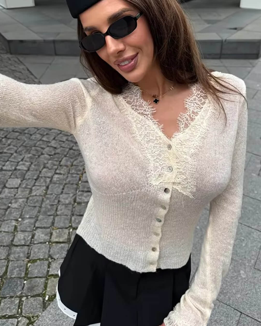 Romantische Strickjacke mit Knopfleiste, V-Ausschnitt und Spitzenbesatz