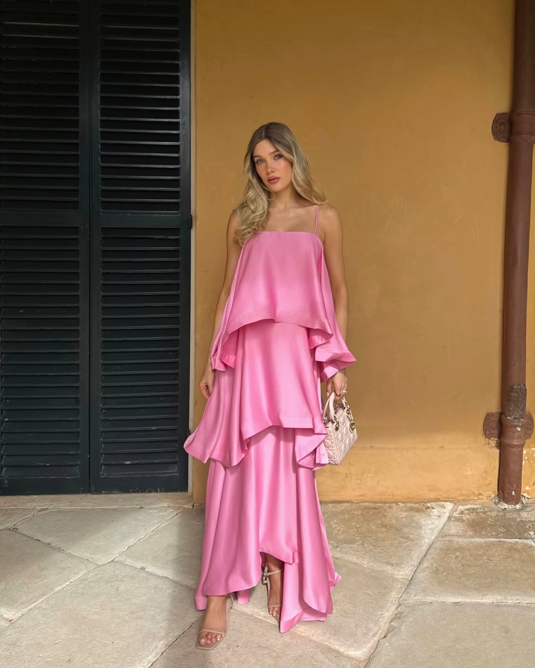Romantisches Satin-Maxikleid mit Rüschenstufen
