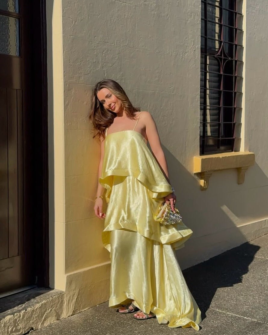 Romantisches Satin-Maxikleid mit Rüschenstufen
