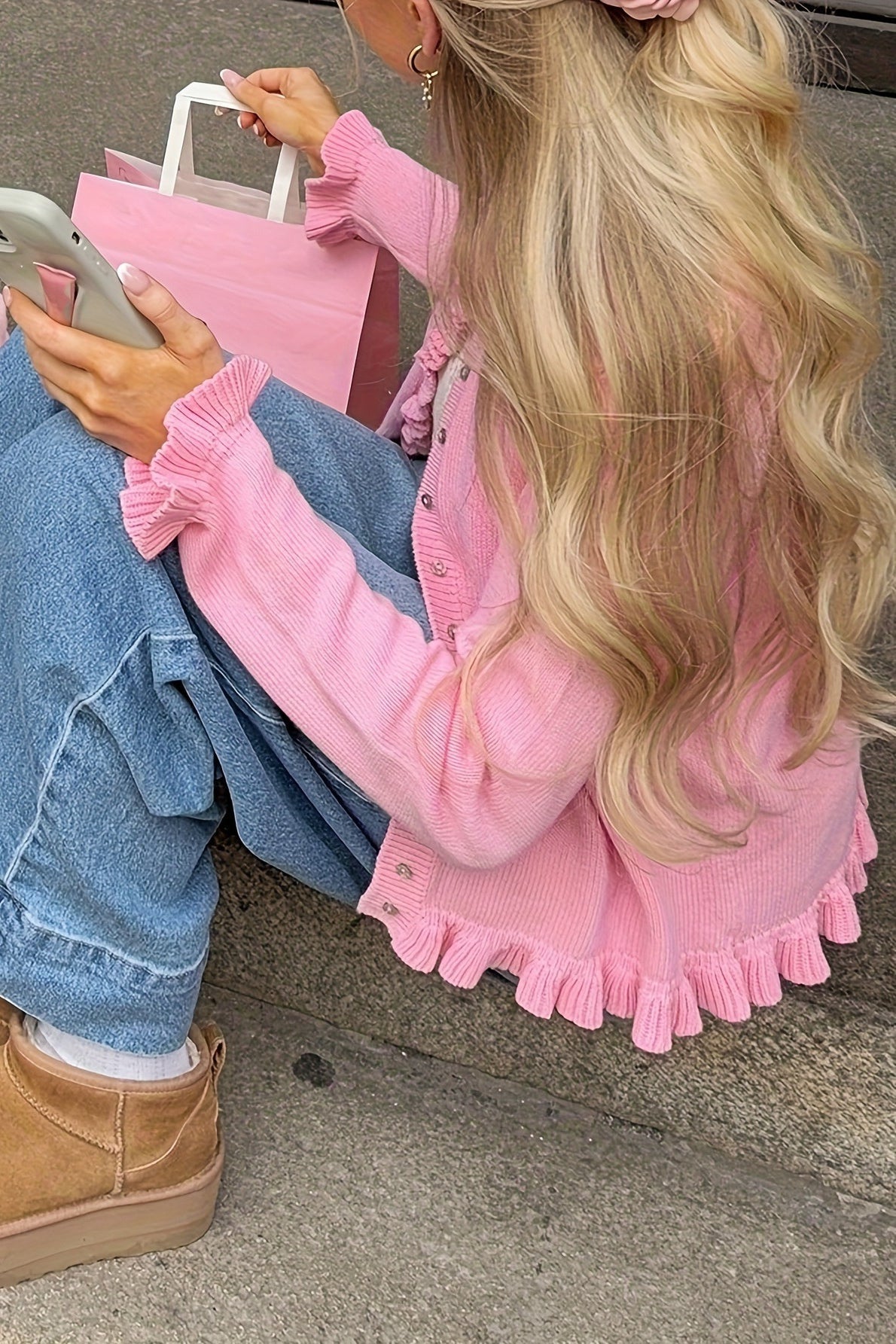Agne – Strickjacke mit Rundhalsausschnitt und Rüschen