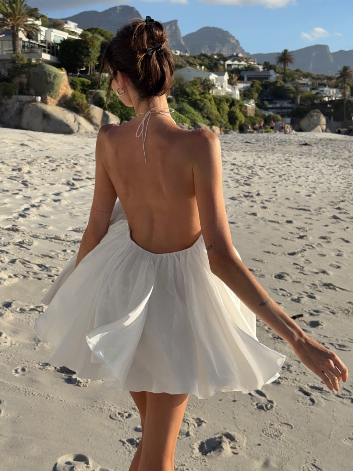 Rückenfreies Neckholder-Strandkleid mit Rüschen