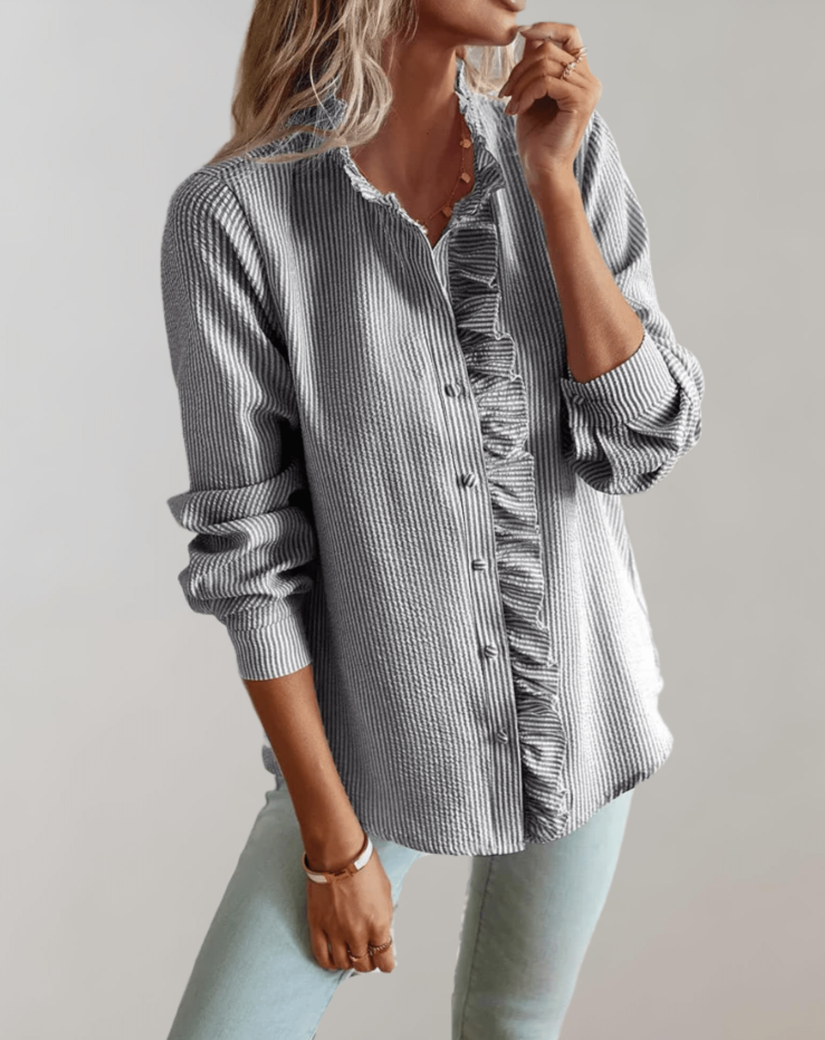 Agnieszka – Lockere Bluse mit Stehkragen und Rüschendetails