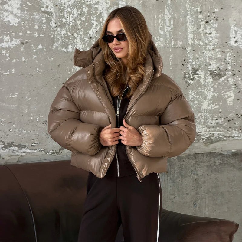 Kurze glänzende Kapuzen-Steppjacke