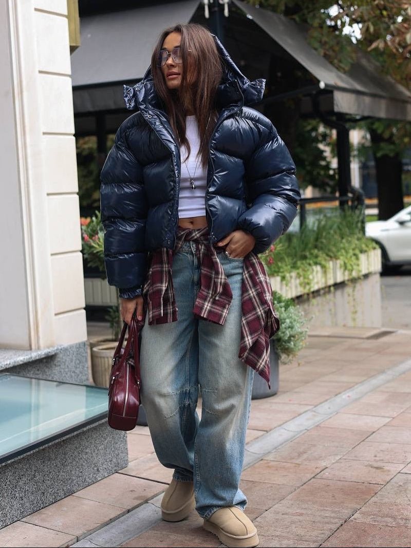 Kurze glänzende Kapuzen-Steppjacke