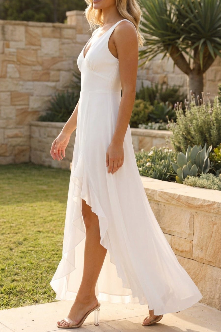 Agrafena – ärmelloses Maxi-Kleid mit Rüschen und Schlitz
