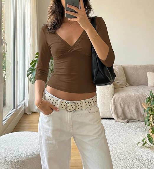 Monica – Schmal geschnittenes Shirt mit tiefem V-Ausschnitt und mittellangen Ärmeln