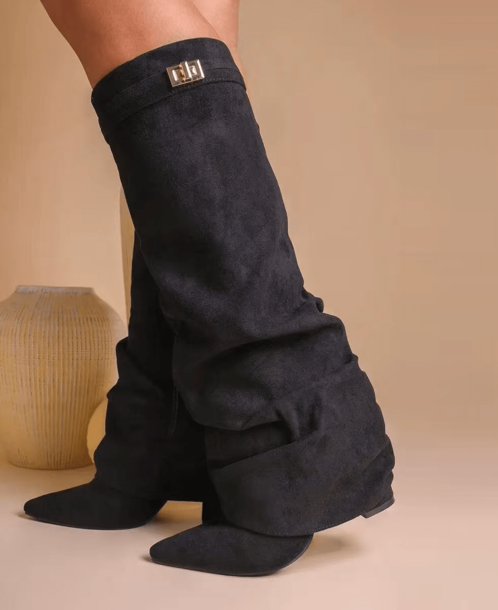 Locker sitzende kniehohe Stiefel aus Wildlederimitat
