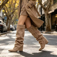 Locker sitzende kniehohe Stiefel aus Wildlederimitat